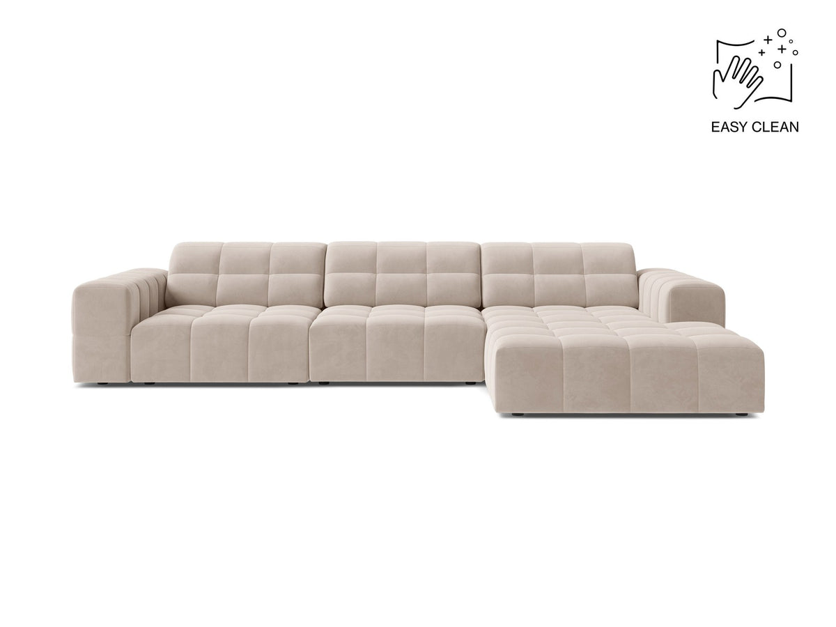 Ecksofa Jennifer von Micadoni in leichtem Beige, L-Form mit rechter Ausrichtung, Bluvel-Stoff und schwarzen Kunststoffbeinen.