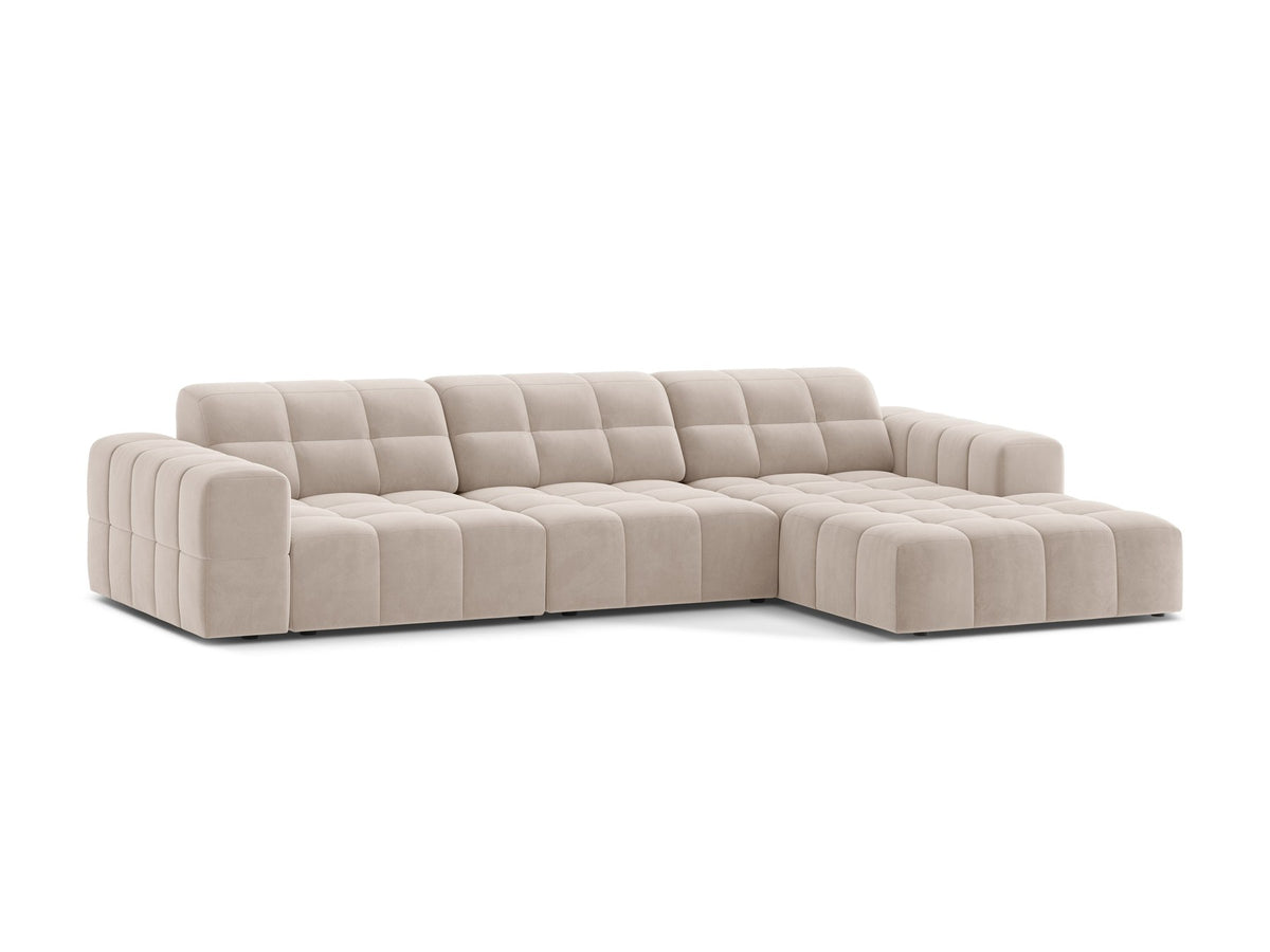 Ecksofa Jennifer von Micadoni in leichtem Beige, L-Form mit rechter Ausrichtung, Bluvel-Stoff und schwarzen Kunststoffbeinen.