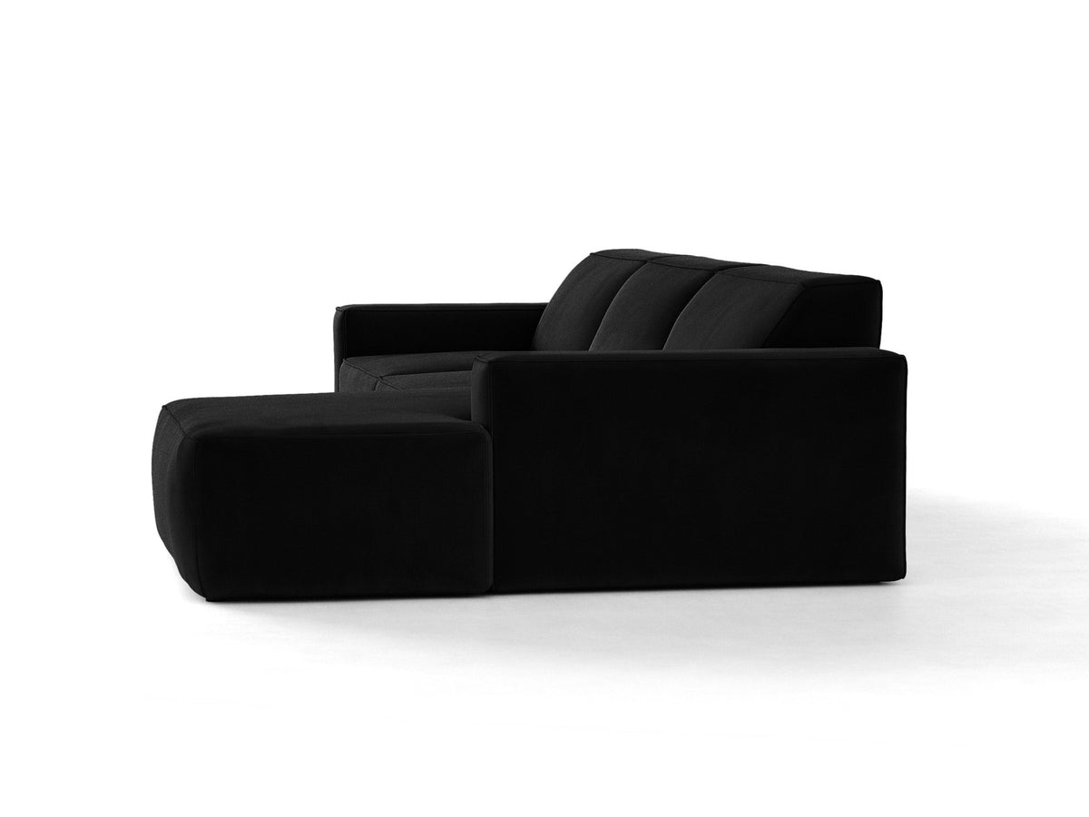 Modulares Ecksofa rechts von Micadoni in leichtem Beige, Samtstoff Venus, mit schwarzen Kunststoffbeinen und niedriger Rückenlehne.