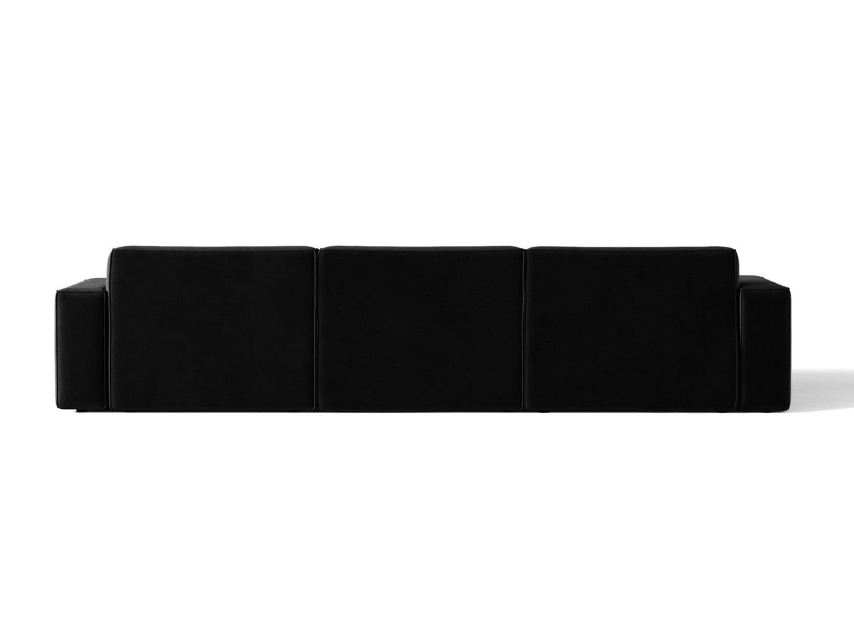 Modulares Ecksofa rechts von Micadoni in leichtem Beige, Samtstoff Venus, mit schwarzen Kunststoffbeinen und niedriger Rückenlehne.