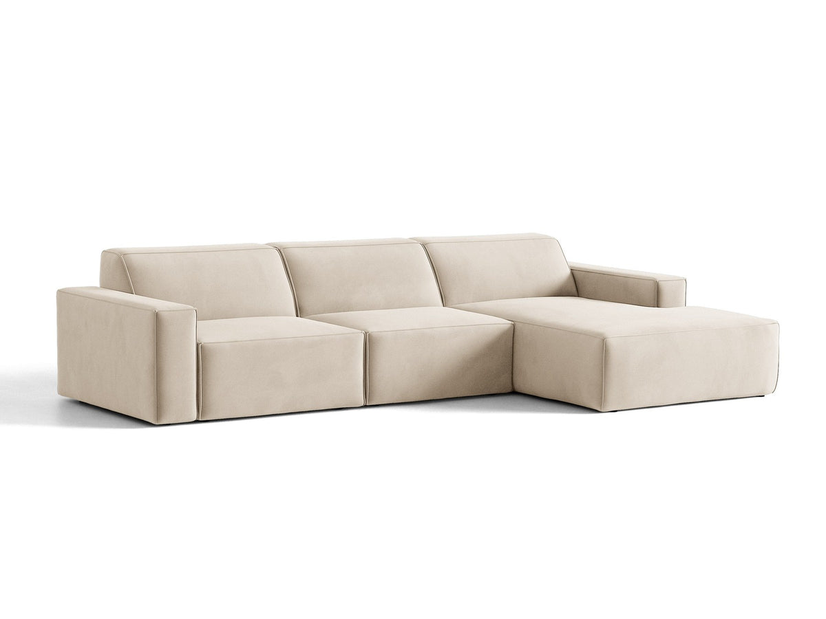 Modulares Ecksofa rechts von Micadoni in leichtem Beige, Samtstoff Venus, mit schwarzen Kunststoffbeinen und niedriger Rückenlehne.