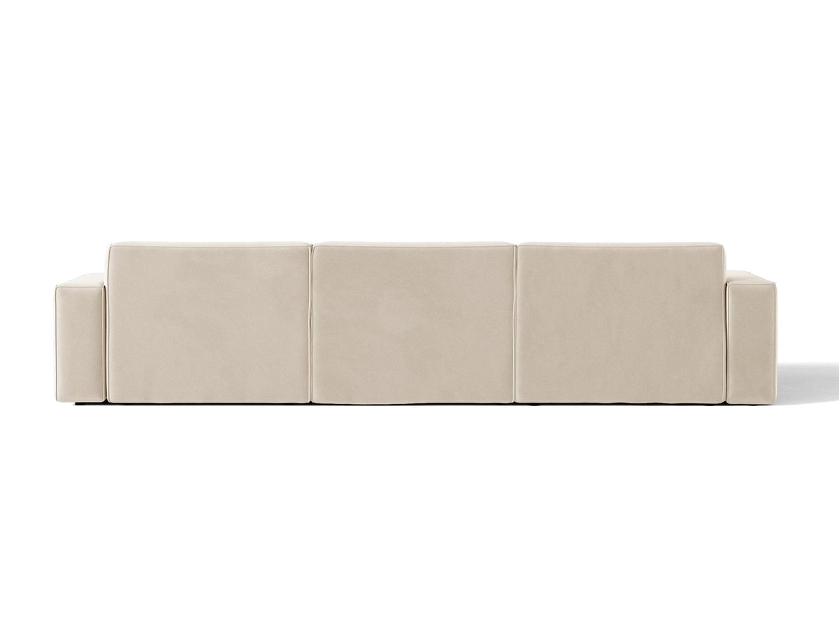 Modulares Ecksofa rechts von Micadoni in leichtem Beige, Samtstoff Venus, mit schwarzen Kunststoffbeinen und niedriger Rückenlehne.