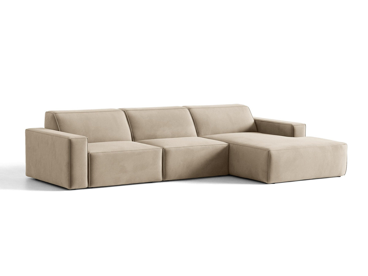Modulares Ecksofa rechts von Micadoni in leichtem Beige, Samtstoff Venus, mit schwarzen Kunststoffbeinen und niedriger Rückenlehne.
