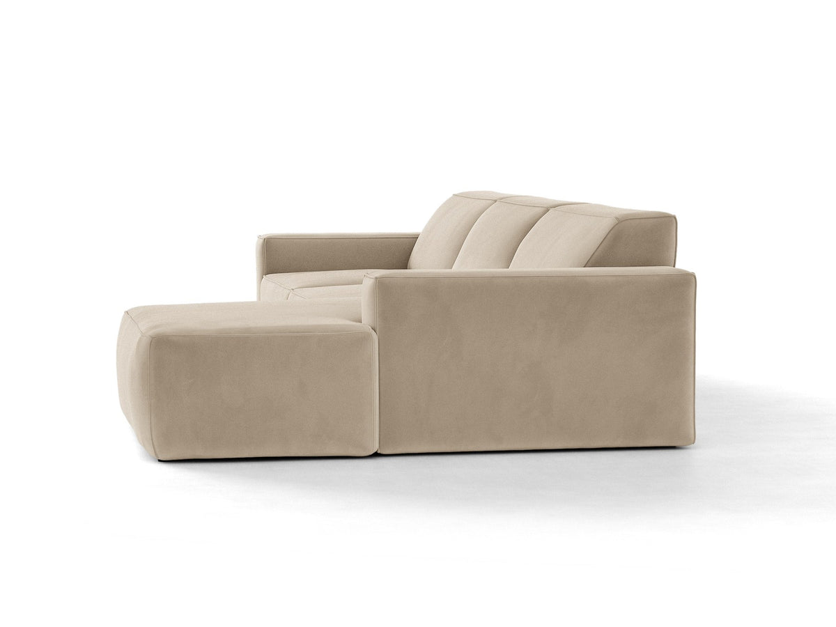 Modulares Ecksofa rechts von Micadoni in leichtem Beige, Samtstoff Venus, mit schwarzen Kunststoffbeinen und niedriger Rückenlehne.