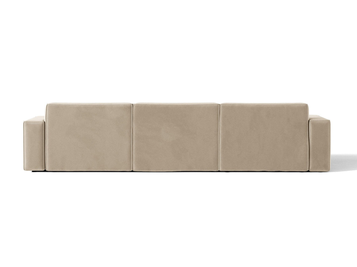 Modulares Ecksofa rechts von Micadoni in leichtem Beige, Samtstoff Venus, mit schwarzen Kunststoffbeinen und niedriger Rückenlehne.
