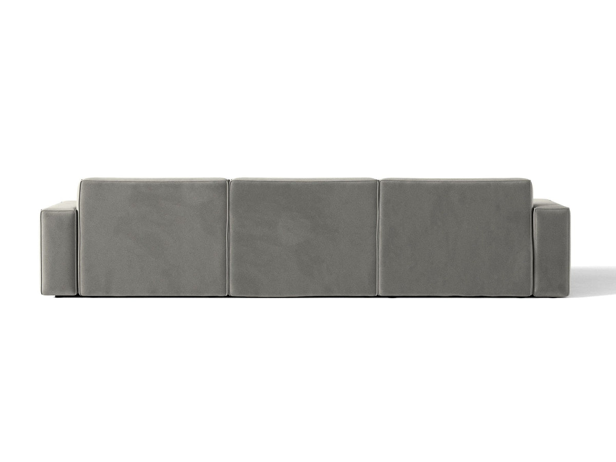 Modulares Ecksofa rechts von Micadoni in leichtem Beige, Samtstoff Venus, mit schwarzen Kunststoffbeinen und niedriger Rückenlehne.