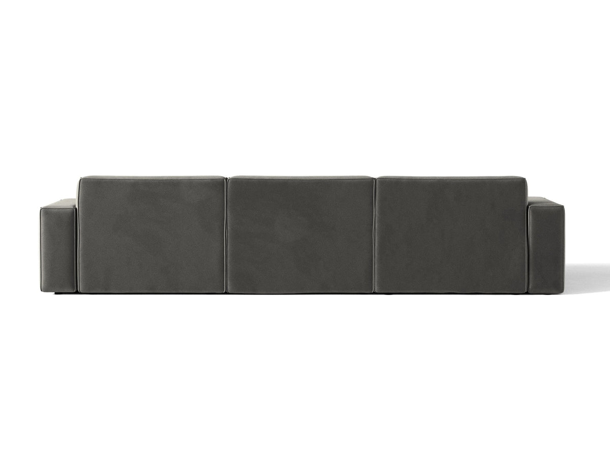 Modulares Ecksofa rechts von Micadoni in leichtem Beige, Samtstoff Venus, mit schwarzen Kunststoffbeinen und niedriger Rückenlehne.
