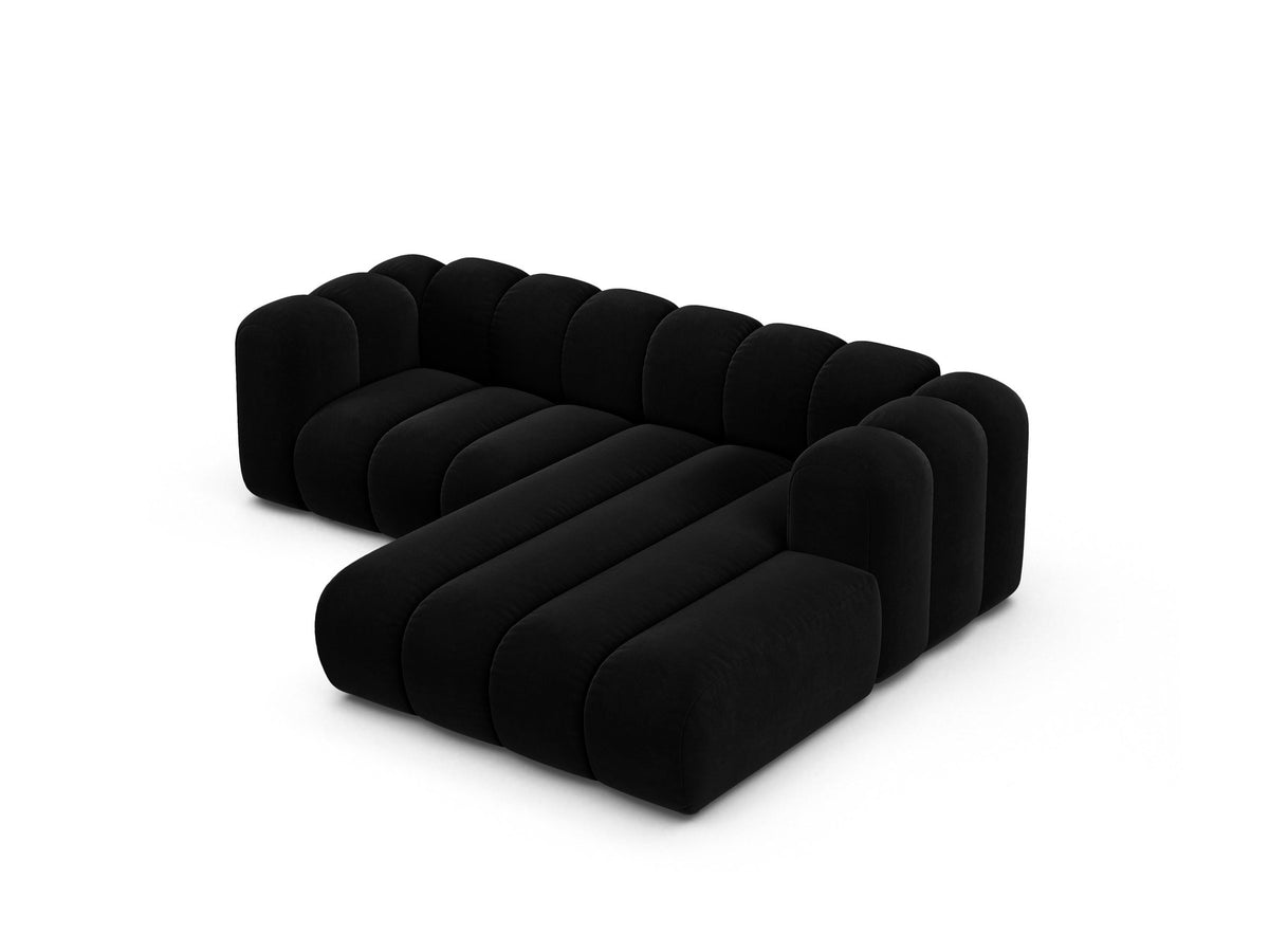 Beigefarbenes L-Sofa mit Samtstoffbezug Venus, Ecksofa Lupine von Micadoni, Ausrichtung rechts, schwarze Kunststoffbeine, Frontalansicht.