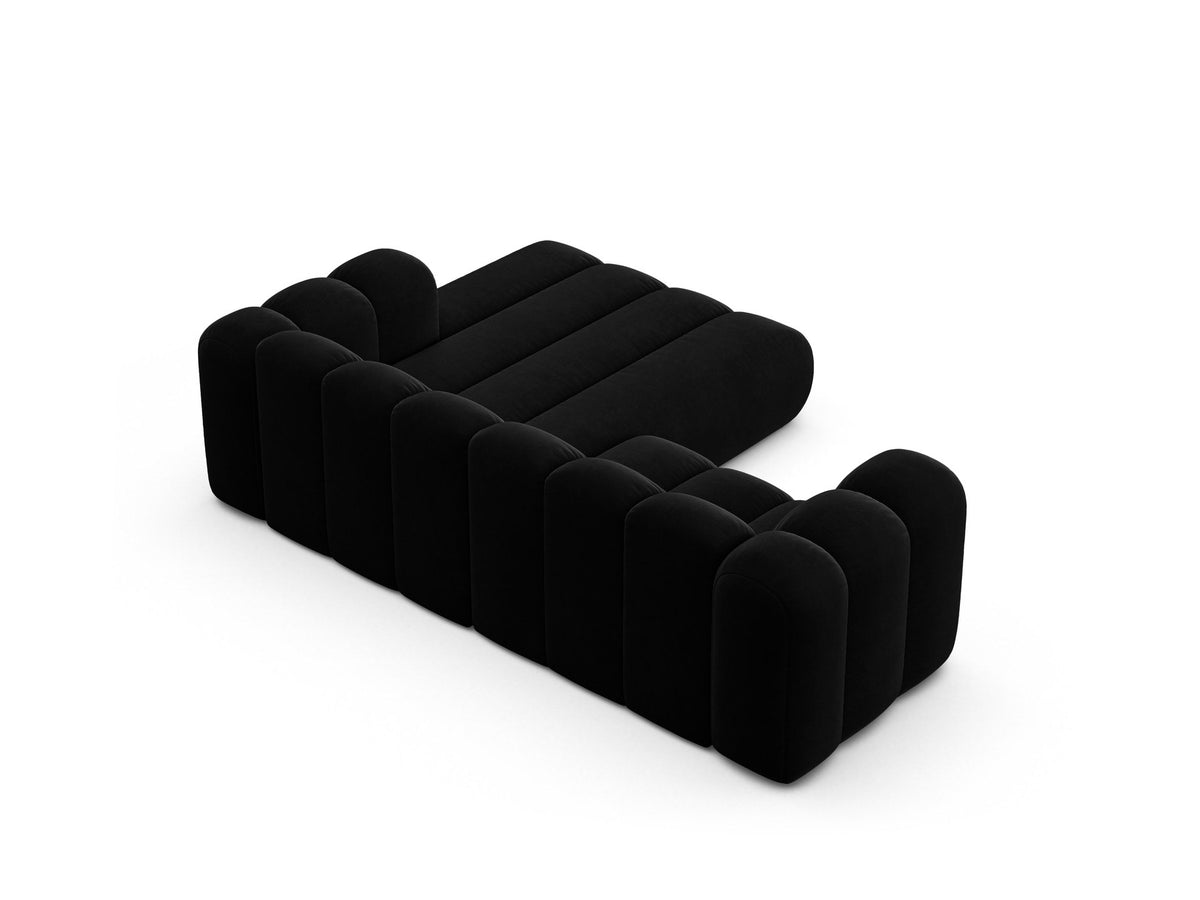 Beigefarbenes L-Sofa mit Samtstoffbezug Venus, Ecksofa Lupine von Micadoni, Ausrichtung rechts, schwarze Kunststoffbeine, Frontalansicht.