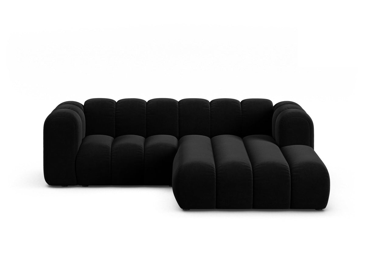 Beigefarbenes L-Sofa mit Samtstoffbezug Venus, Ecksofa Lupine von Micadoni, Ausrichtung rechts, schwarze Kunststoffbeine, Frontalansicht.