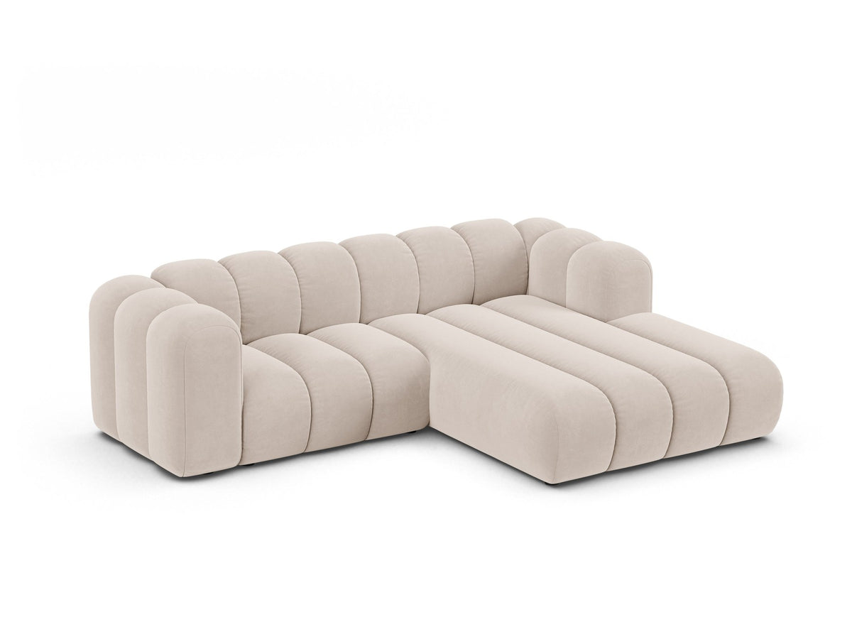 Beigefarbenes L-Sofa mit Samtstoffbezug Venus, Ecksofa Lupine von Micadoni, Ausrichtung rechts, schwarze Kunststoffbeine, Frontalansicht.