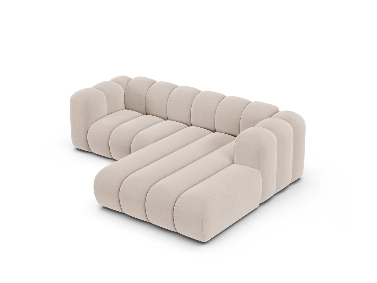 Beigefarbenes L-Sofa mit Samtstoffbezug Venus, Ecksofa Lupine von Micadoni, Ausrichtung rechts, schwarze Kunststoffbeine, Frontalansicht.