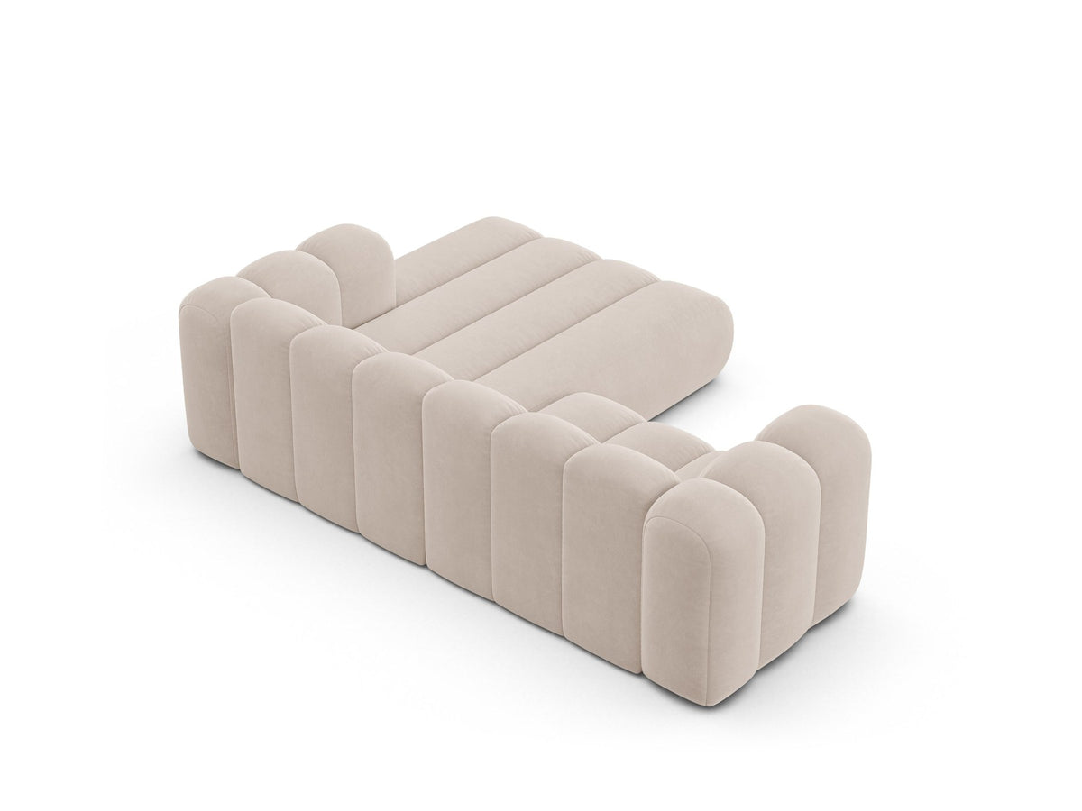 Beigefarbenes L-Sofa mit Samtstoffbezug Venus, Ecksofa Lupine von Micadoni, Ausrichtung rechts, schwarze Kunststoffbeine, Frontalansicht.