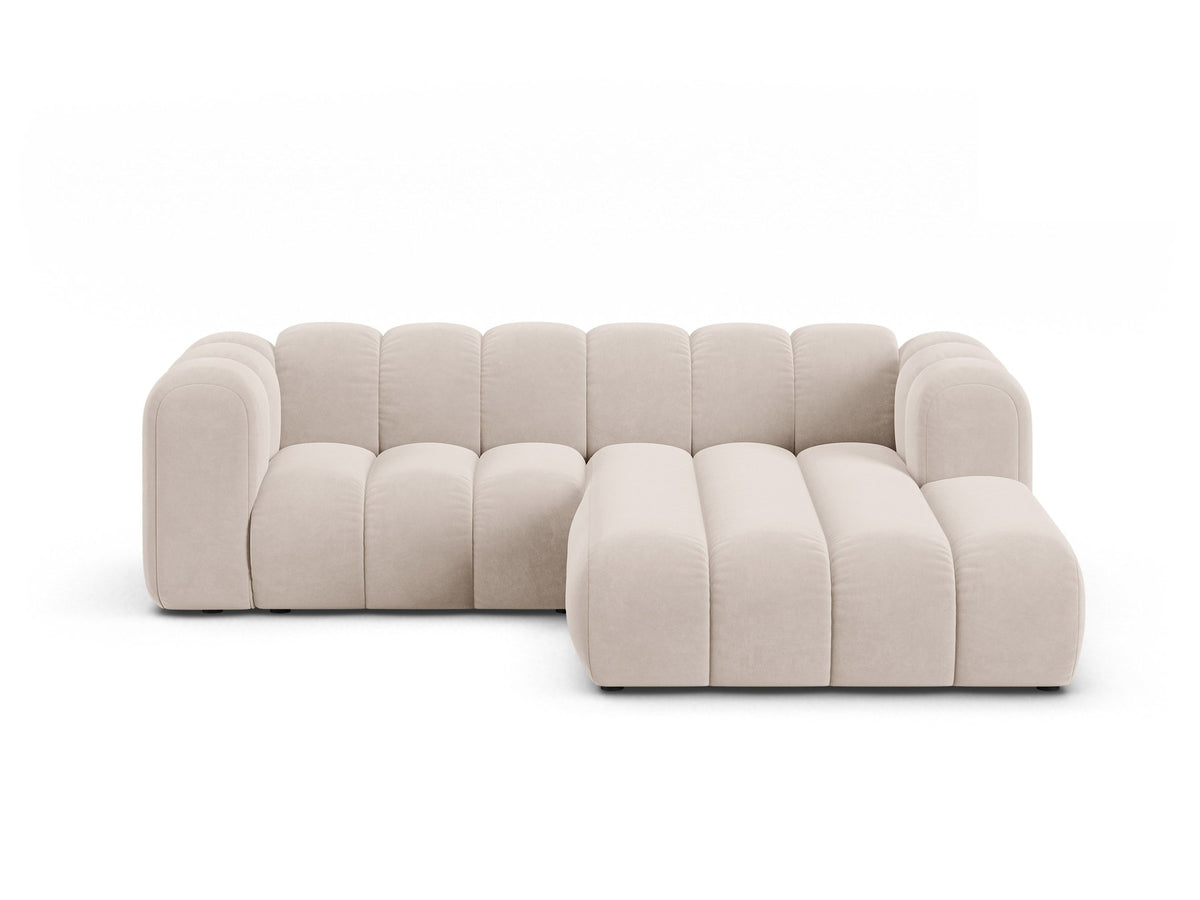 Beigefarbenes L-Sofa mit Samtstoffbezug Venus, Ecksofa Lupine von Micadoni, Ausrichtung rechts, schwarze Kunststoffbeine, Frontalansicht.