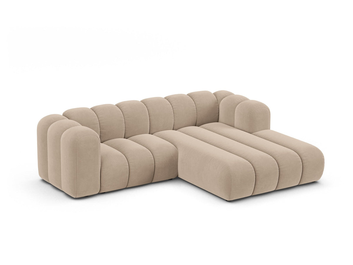 Beigefarbenes L-Sofa mit Samtstoffbezug Venus, Ecksofa Lupine von Micadoni, Ausrichtung rechts, schwarze Kunststoffbeine, Frontalansicht.
