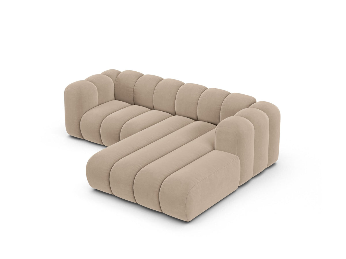 Beigefarbenes L-Sofa mit Samtstoffbezug Venus, Ecksofa Lupine von Micadoni, Ausrichtung rechts, schwarze Kunststoffbeine, Frontalansicht.