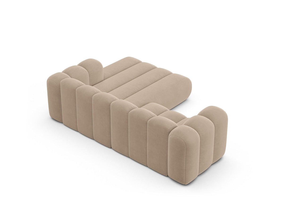 Beigefarbenes L-Sofa mit Samtstoffbezug Venus, Ecksofa Lupine von Micadoni, Ausrichtung rechts, schwarze Kunststoffbeine, Frontalansicht.