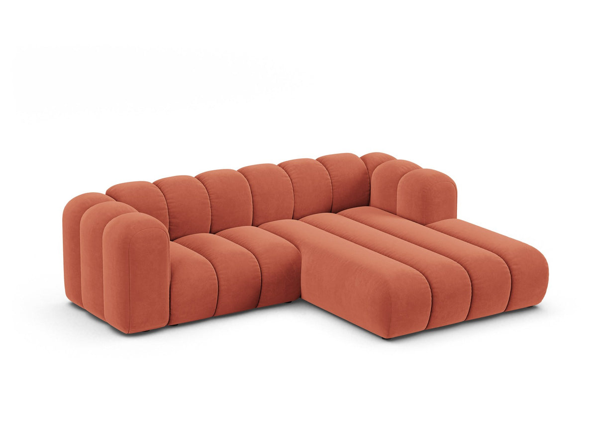 Beigefarbenes L-Sofa mit Samtstoffbezug Venus, Ecksofa Lupine von Micadoni, Ausrichtung rechts, schwarze Kunststoffbeine, Frontalansicht.