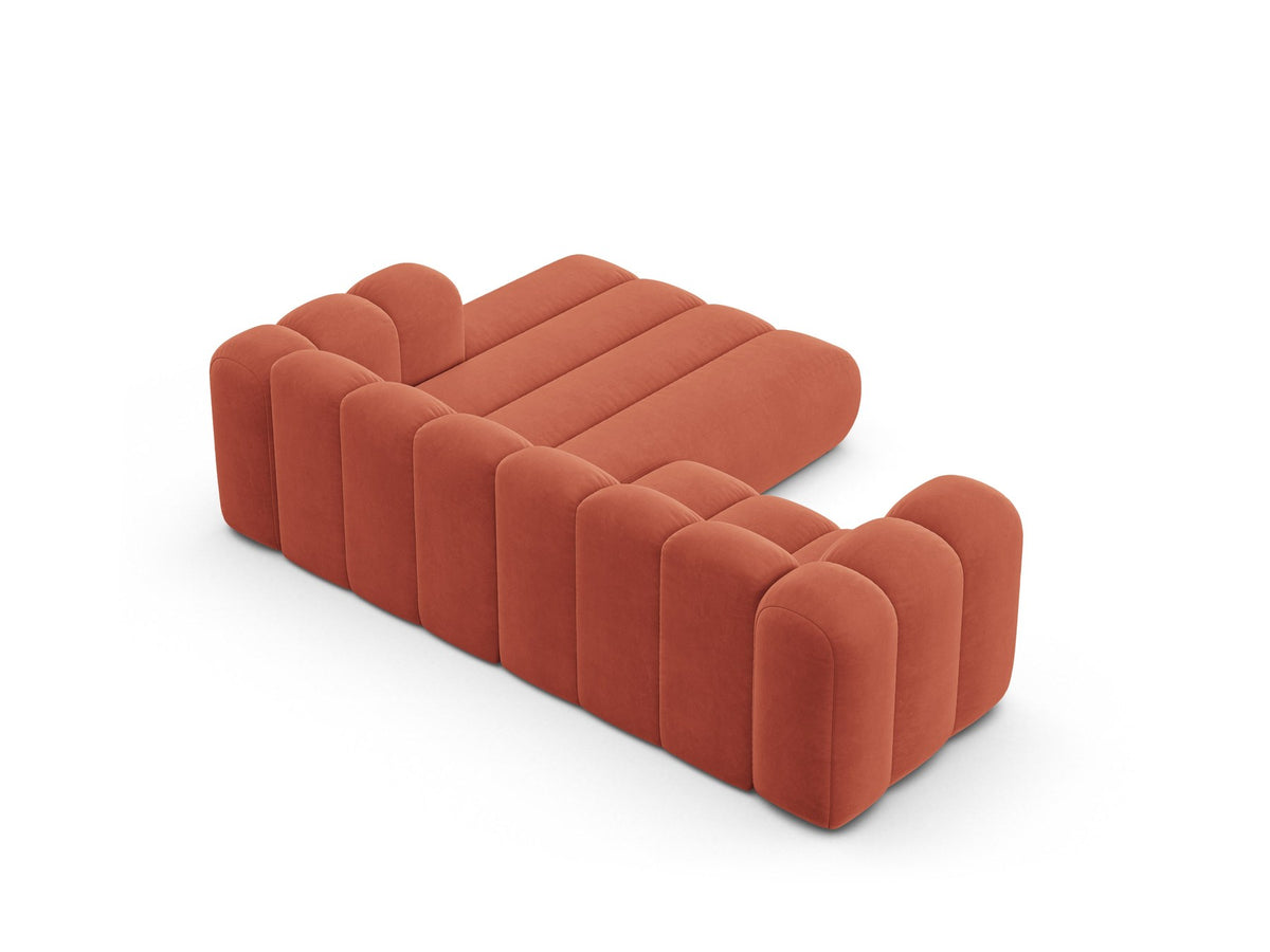 Beigefarbenes L-Sofa mit Samtstoffbezug Venus, Ecksofa Lupine von Micadoni, Ausrichtung rechts, schwarze Kunststoffbeine, Frontalansicht.