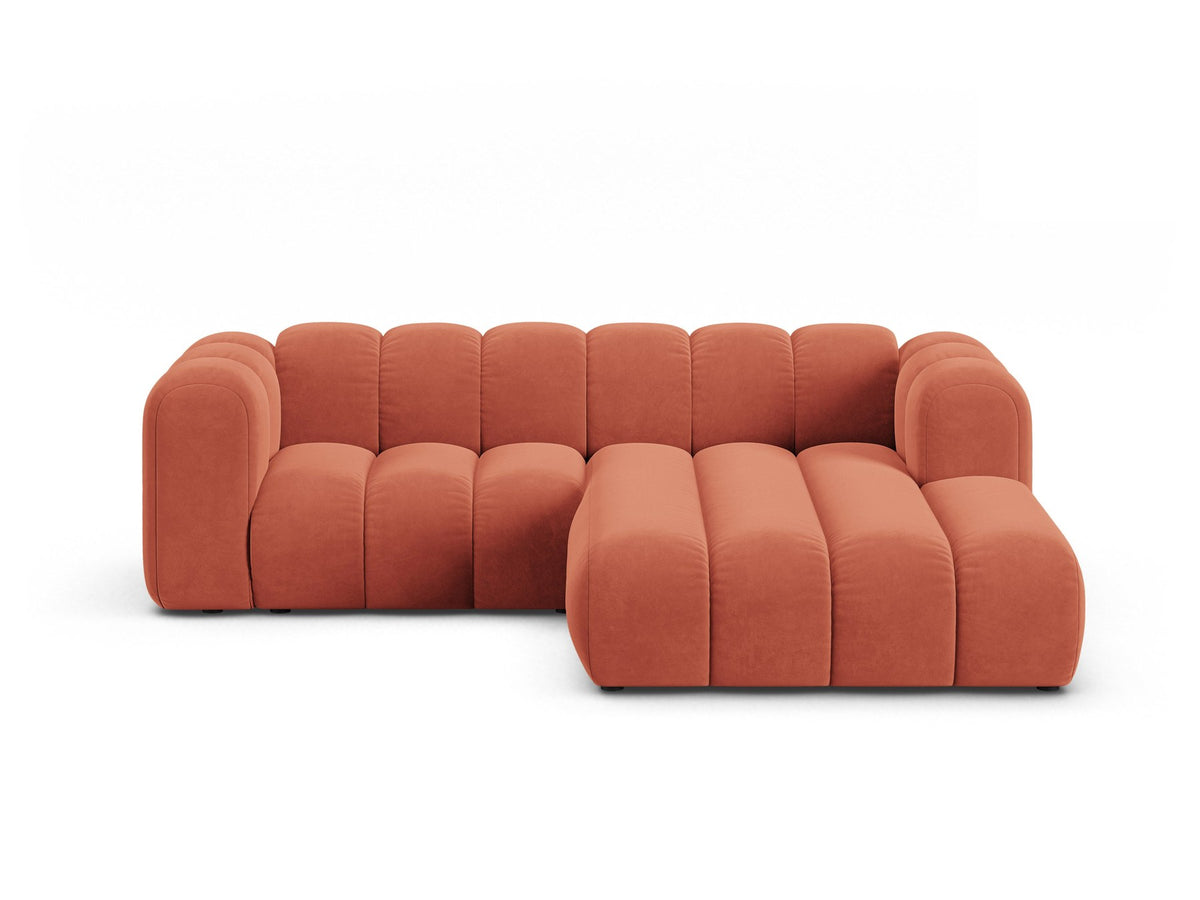 Beigefarbenes L-Sofa mit Samtstoffbezug Venus, Ecksofa Lupine von Micadoni, Ausrichtung rechts, schwarze Kunststoffbeine, Frontalansicht.