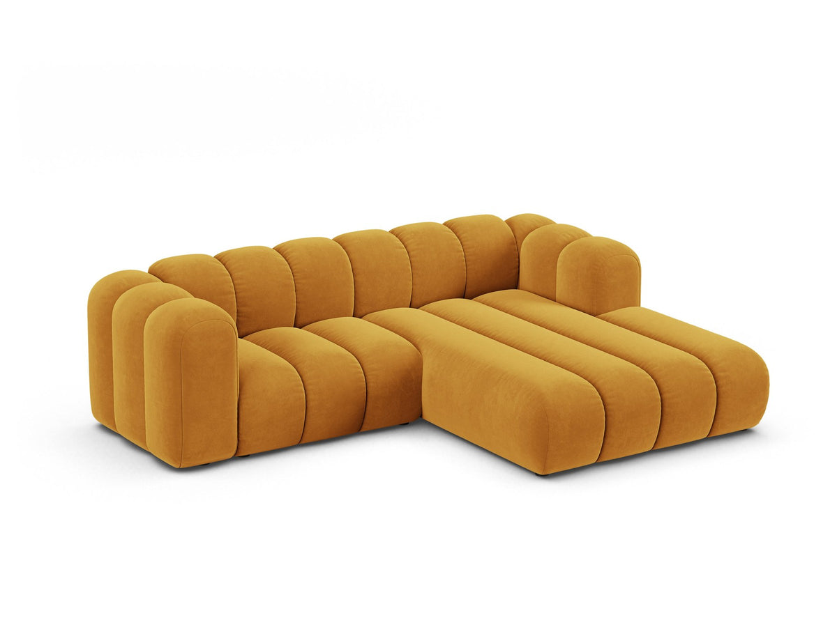 Beigefarbenes L-Sofa mit Samtstoffbezug Venus, Ecksofa Lupine von Micadoni, Ausrichtung rechts, schwarze Kunststoffbeine, Frontalansicht.