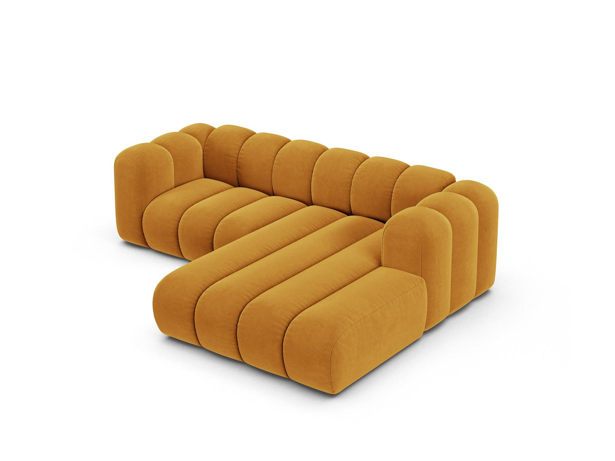 Beigefarbenes L-Sofa mit Samtstoffbezug Venus, Ecksofa Lupine von Micadoni, Ausrichtung rechts, schwarze Kunststoffbeine, Frontalansicht.