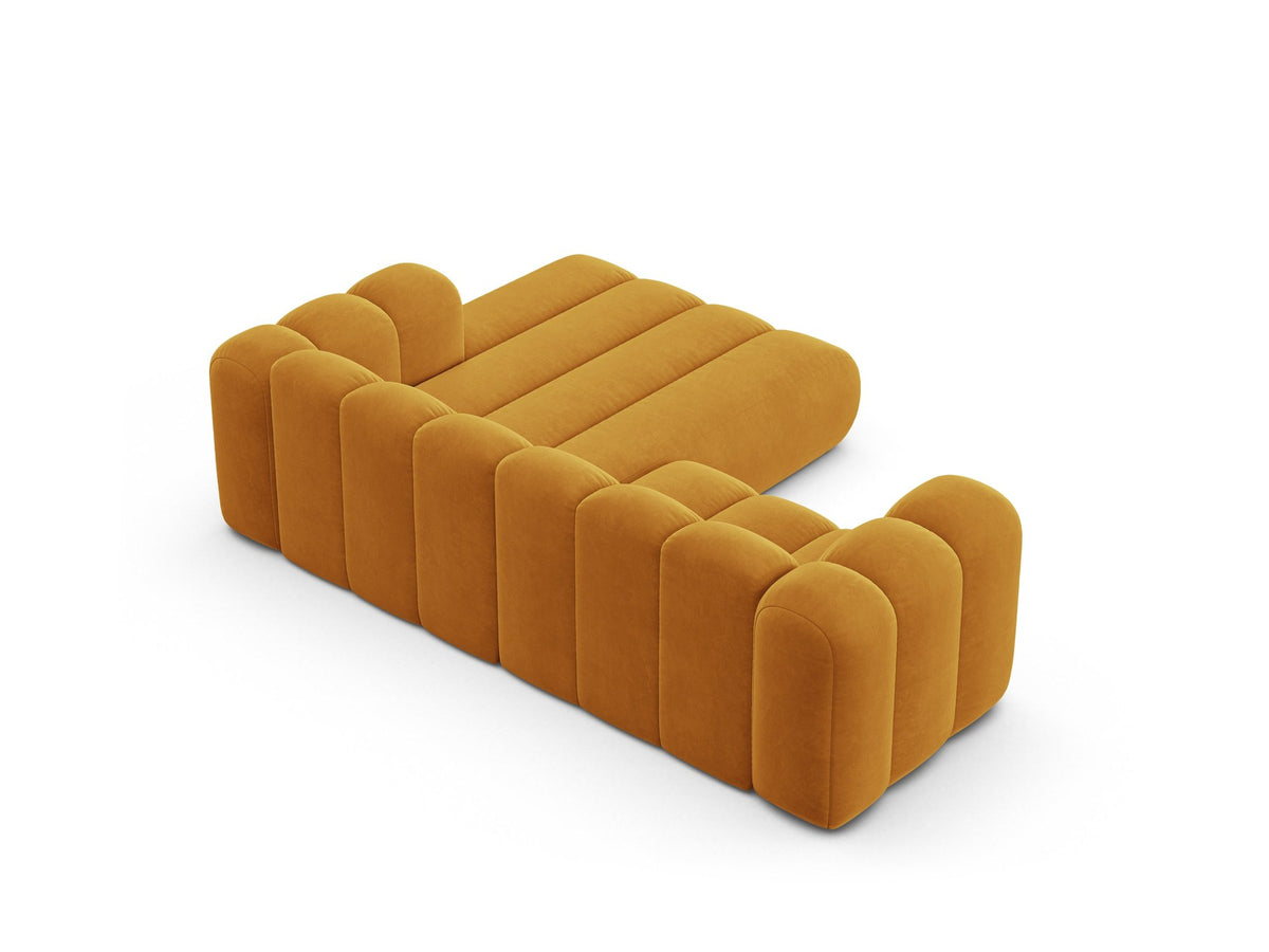 Beigefarbenes L-Sofa mit Samtstoffbezug Venus, Ecksofa Lupine von Micadoni, Ausrichtung rechts, schwarze Kunststoffbeine, Frontalansicht.