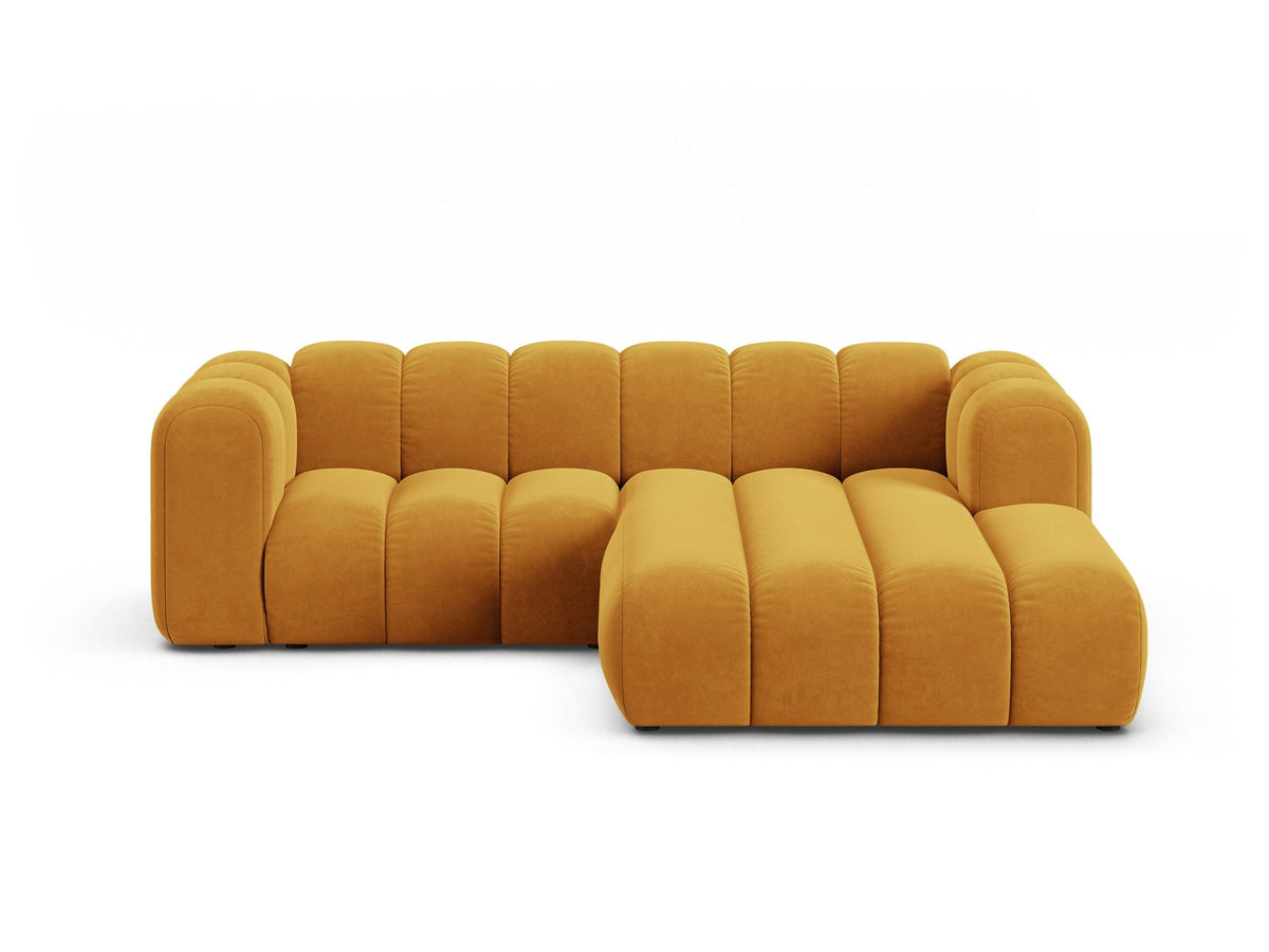 Beigefarbenes L-Sofa mit Samtstoffbezug Venus, Ecksofa Lupine von Micadoni, Ausrichtung rechts, schwarze Kunststoffbeine, Frontalansicht.