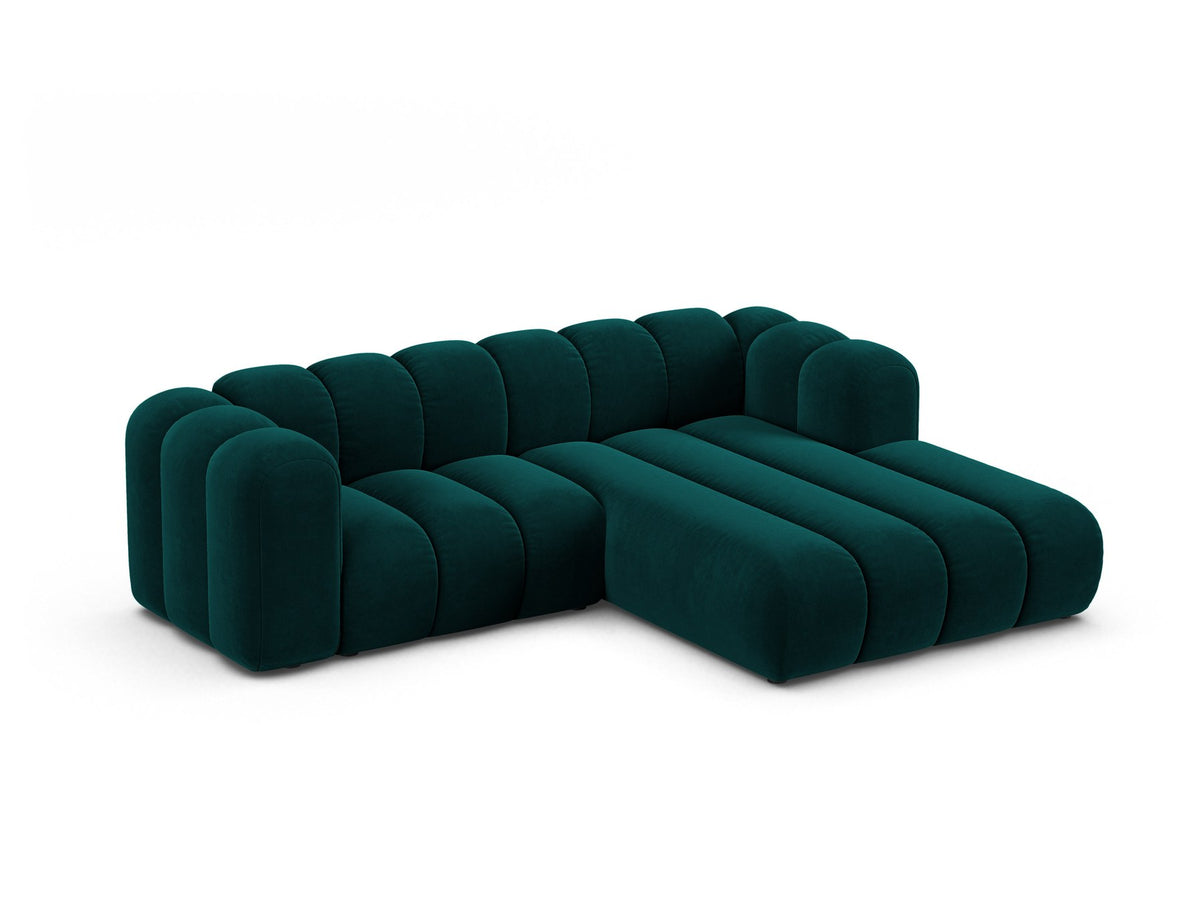 Beigefarbenes L-Sofa mit Samtstoffbezug Venus, Ecksofa Lupine von Micadoni, Ausrichtung rechts, schwarze Kunststoffbeine, Frontalansicht.