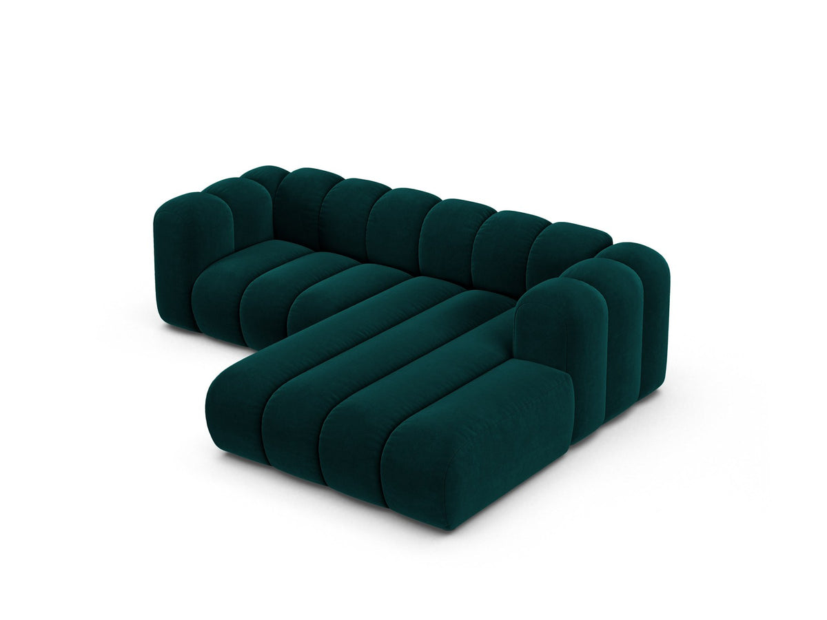 Beigefarbenes L-Sofa mit Samtstoffbezug Venus, Ecksofa Lupine von Micadoni, Ausrichtung rechts, schwarze Kunststoffbeine, Frontalansicht.