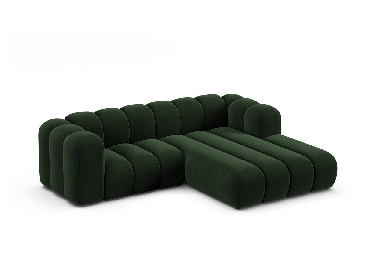Beigefarbenes L-Sofa mit Samtstoffbezug Venus, Ecksofa Lupine von Micadoni, Ausrichtung rechts, schwarze Kunststoffbeine, Frontalansicht.