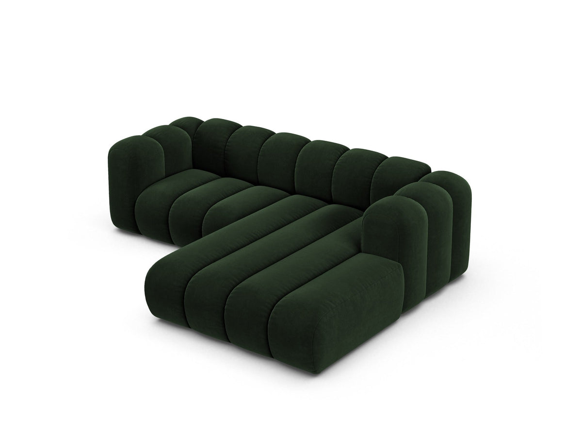 Beigefarbenes L-Sofa mit Samtstoffbezug Venus, Ecksofa Lupine von Micadoni, Ausrichtung rechts, schwarze Kunststoffbeine, Frontalansicht.