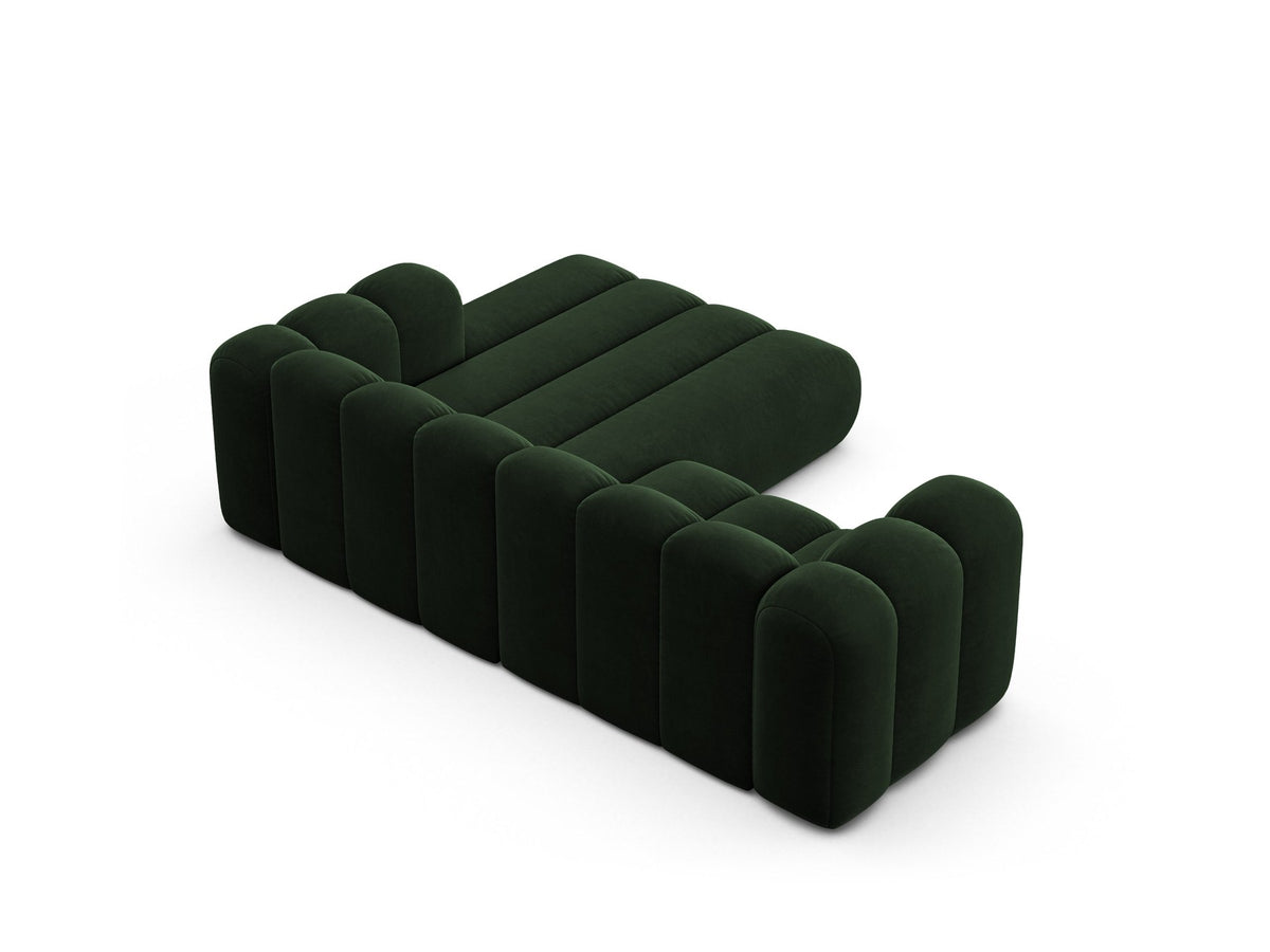 Beigefarbenes L-Sofa mit Samtstoffbezug Venus, Ecksofa Lupine von Micadoni, Ausrichtung rechts, schwarze Kunststoffbeine, Frontalansicht.