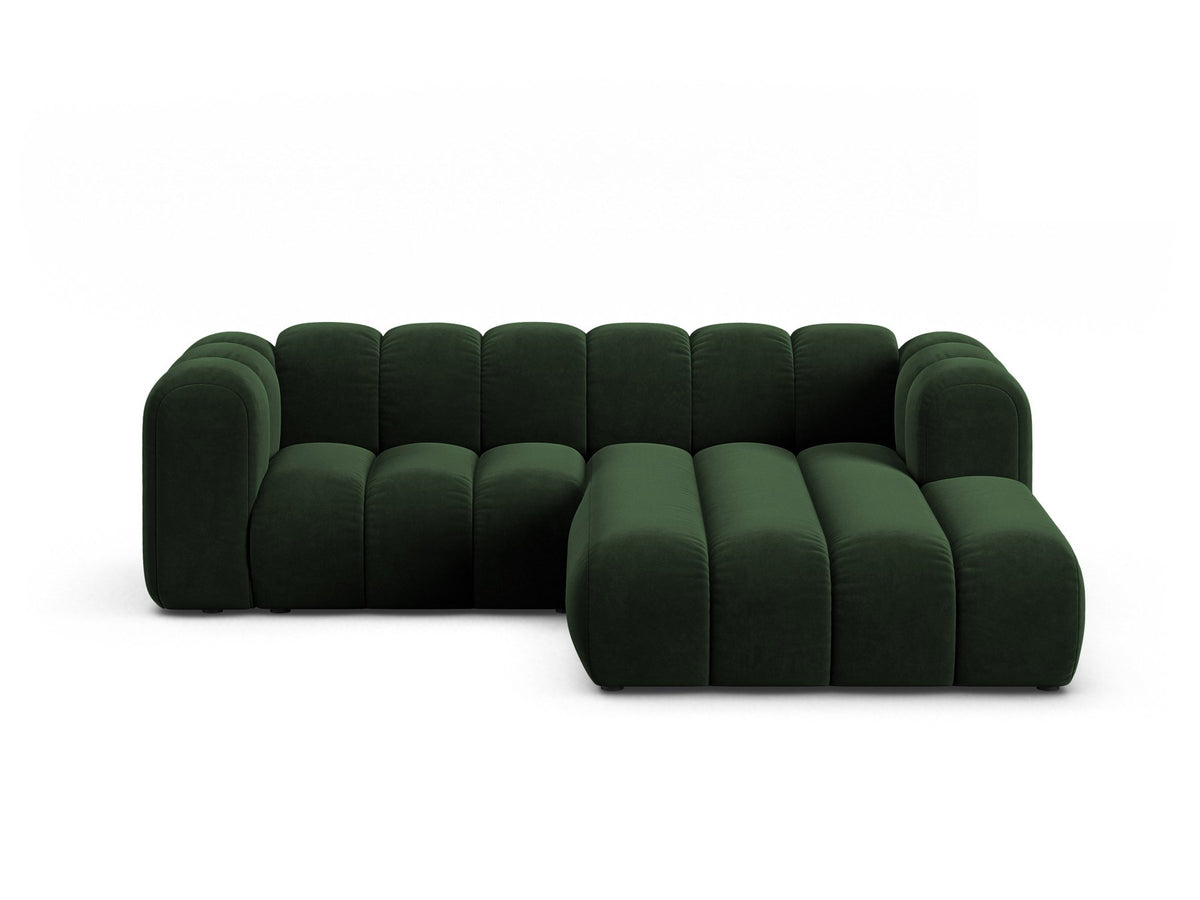 Beigefarbenes L-Sofa mit Samtstoffbezug Venus, Ecksofa Lupine von Micadoni, Ausrichtung rechts, schwarze Kunststoffbeine, Frontalansicht.