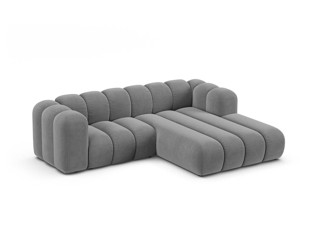 Beigefarbenes L-Sofa mit Samtstoffbezug Venus, Ecksofa Lupine von Micadoni, Ausrichtung rechts, schwarze Kunststoffbeine, Frontalansicht.