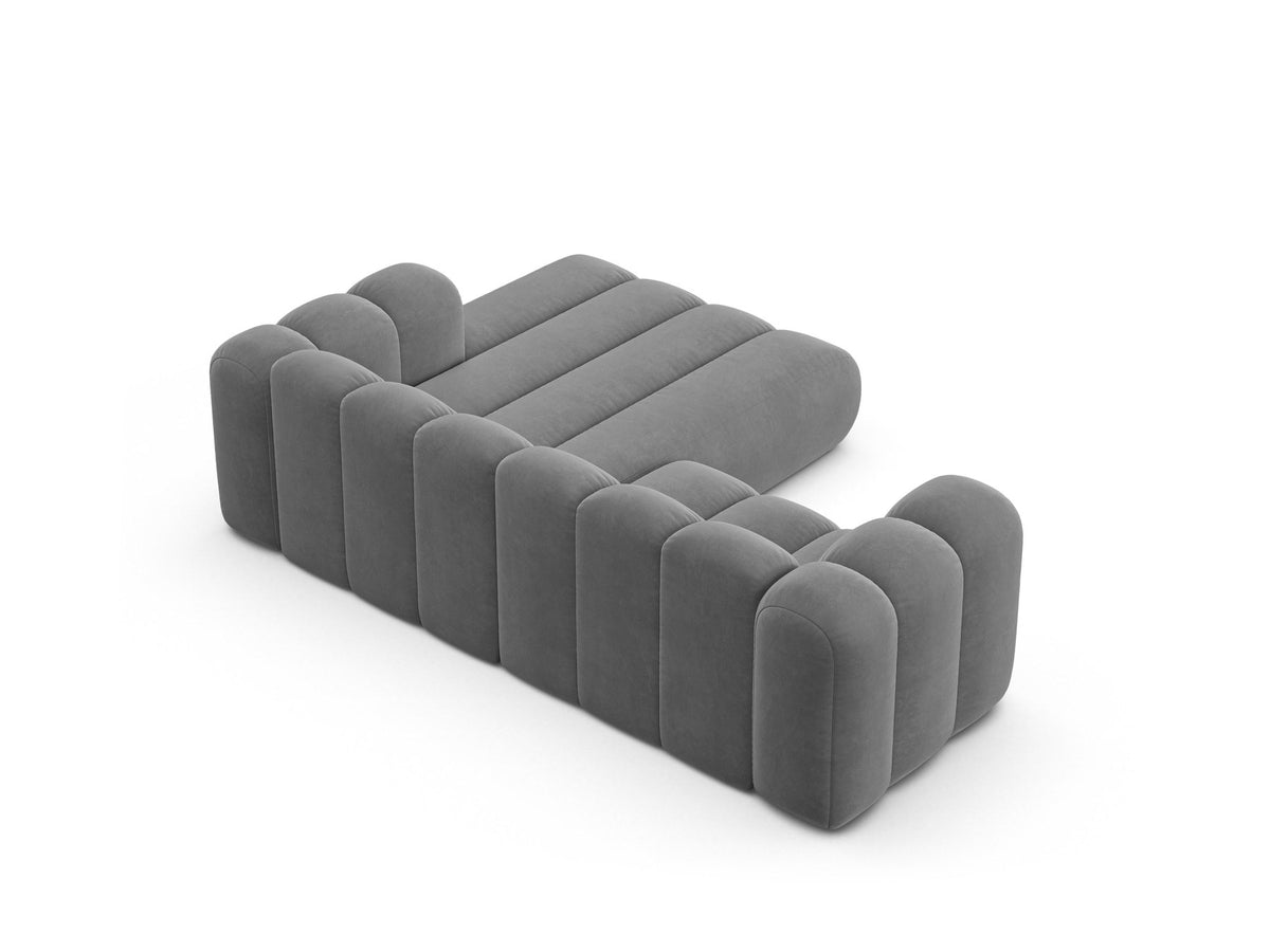 Beigefarbenes L-Sofa mit Samtstoffbezug Venus, Ecksofa Lupine von Micadoni, Ausrichtung rechts, schwarze Kunststoffbeine, Frontalansicht.