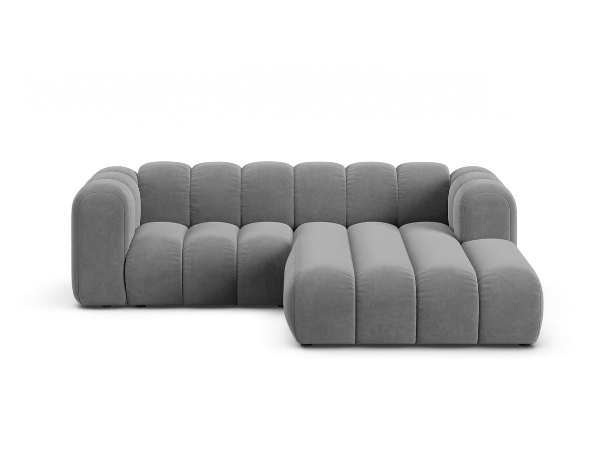 Beigefarbenes L-Sofa mit Samtstoffbezug Venus, Ecksofa Lupine von Micadoni, Ausrichtung rechts, schwarze Kunststoffbeine, Frontalansicht.