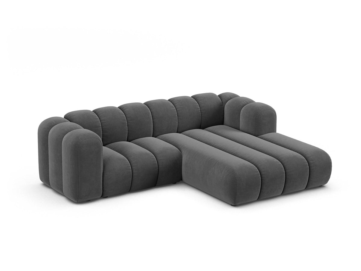 Beigefarbenes L-Sofa mit Samtstoffbezug Venus, Ecksofa Lupine von Micadoni, Ausrichtung rechts, schwarze Kunststoffbeine, Frontalansicht.