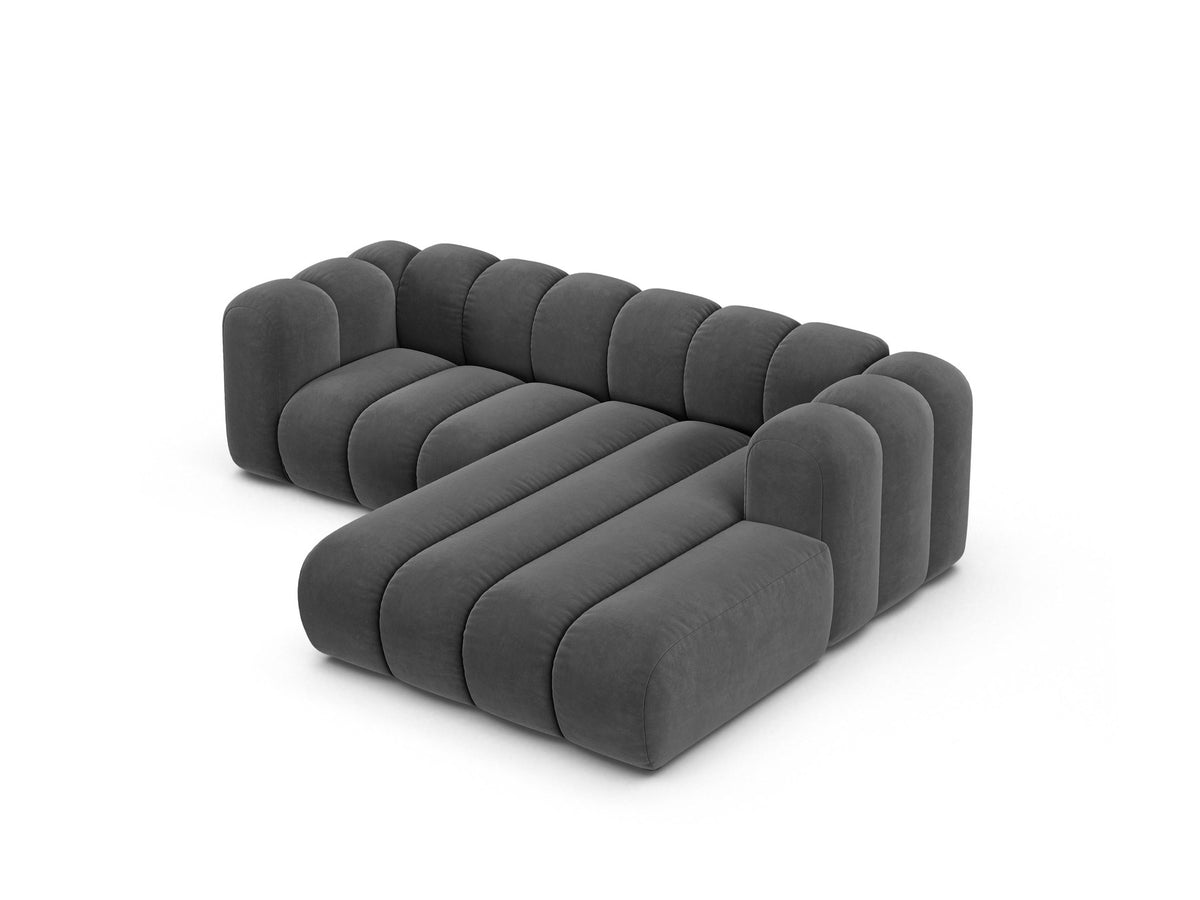 Beigefarbenes L-Sofa mit Samtstoffbezug Venus, Ecksofa Lupine von Micadoni, Ausrichtung rechts, schwarze Kunststoffbeine, Frontalansicht.