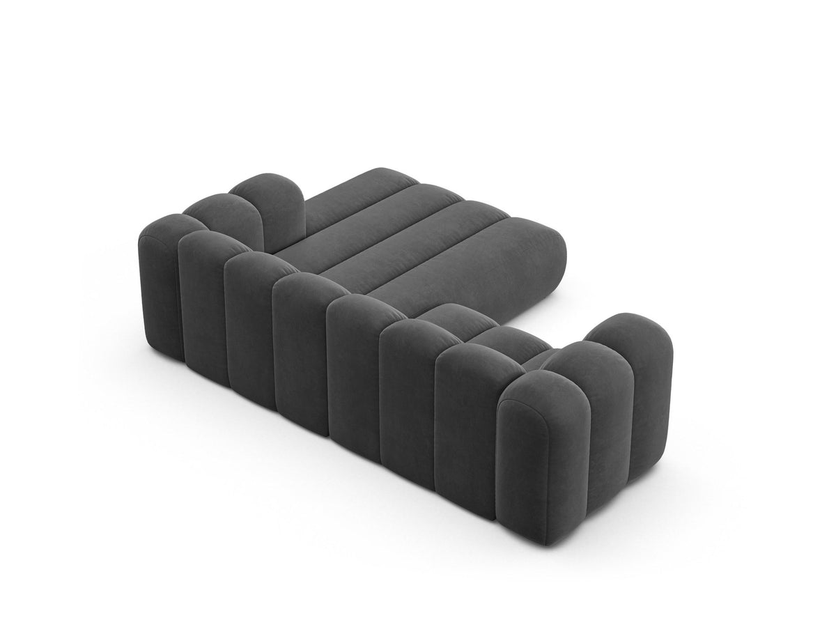 Beigefarbenes L-Sofa mit Samtstoffbezug Venus, Ecksofa Lupine von Micadoni, Ausrichtung rechts, schwarze Kunststoffbeine, Frontalansicht.