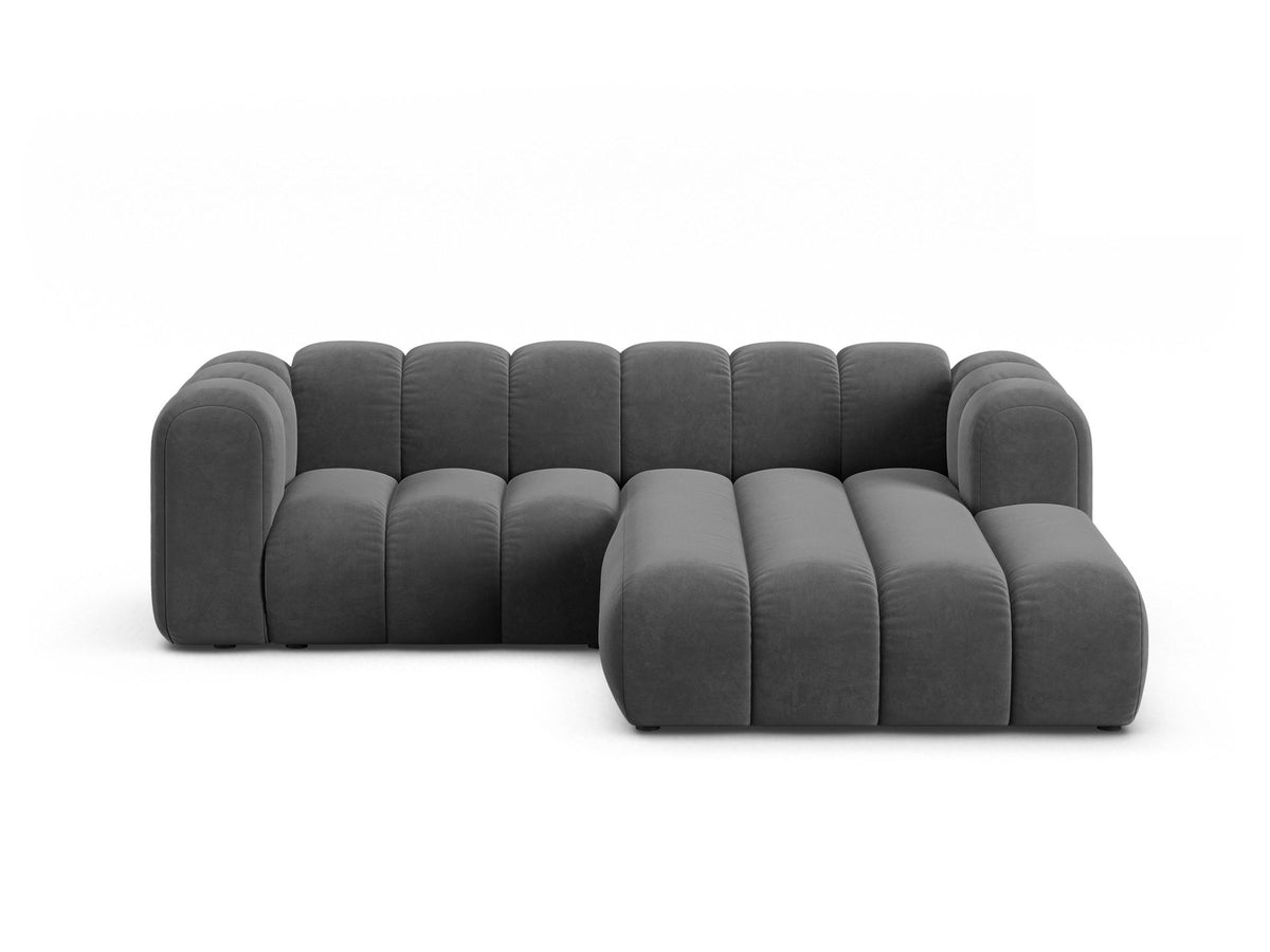 Beigefarbenes L-Sofa mit Samtstoffbezug Venus, Ecksofa Lupine von Micadoni, Ausrichtung rechts, schwarze Kunststoffbeine, Frontalansicht.