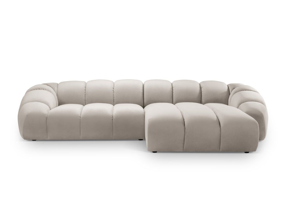 Diana Velour Ecksofa rechts 4 Sitzer in Beige-Salvador präsentiert im Onlineshop von KAQTU Design AG. L-Sofa rechts ist von Micadoni