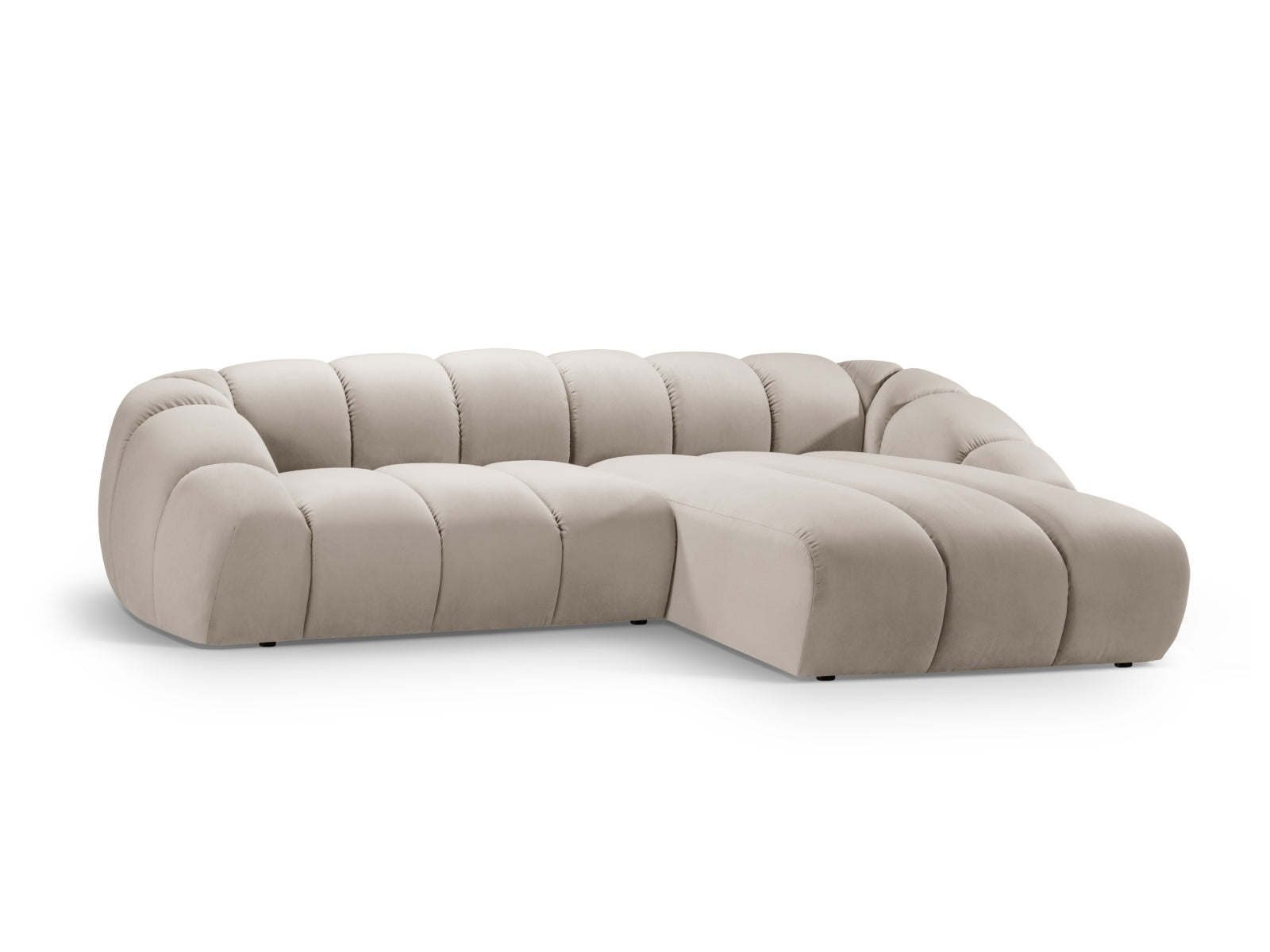 Entdecken Sie das elegante Diana Velour Ecksofa rechts 4 Sitzer von Micadoni – luxuriöses Velours, modernes Design und unvergleichlicher Sitzkomfort für Ihr Wohnzimmer.