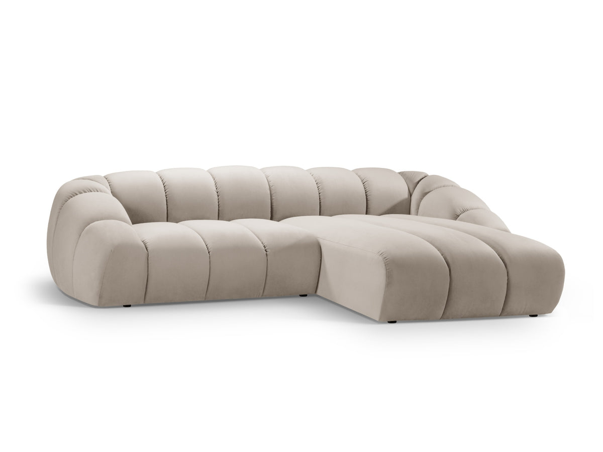 Diana Velour Ecksofa rechts 4 Sitzer in Beige-Salvador präsentiert im Onlineshop von KAQTU Design AG. L-Sofa rechts ist von Micadoni