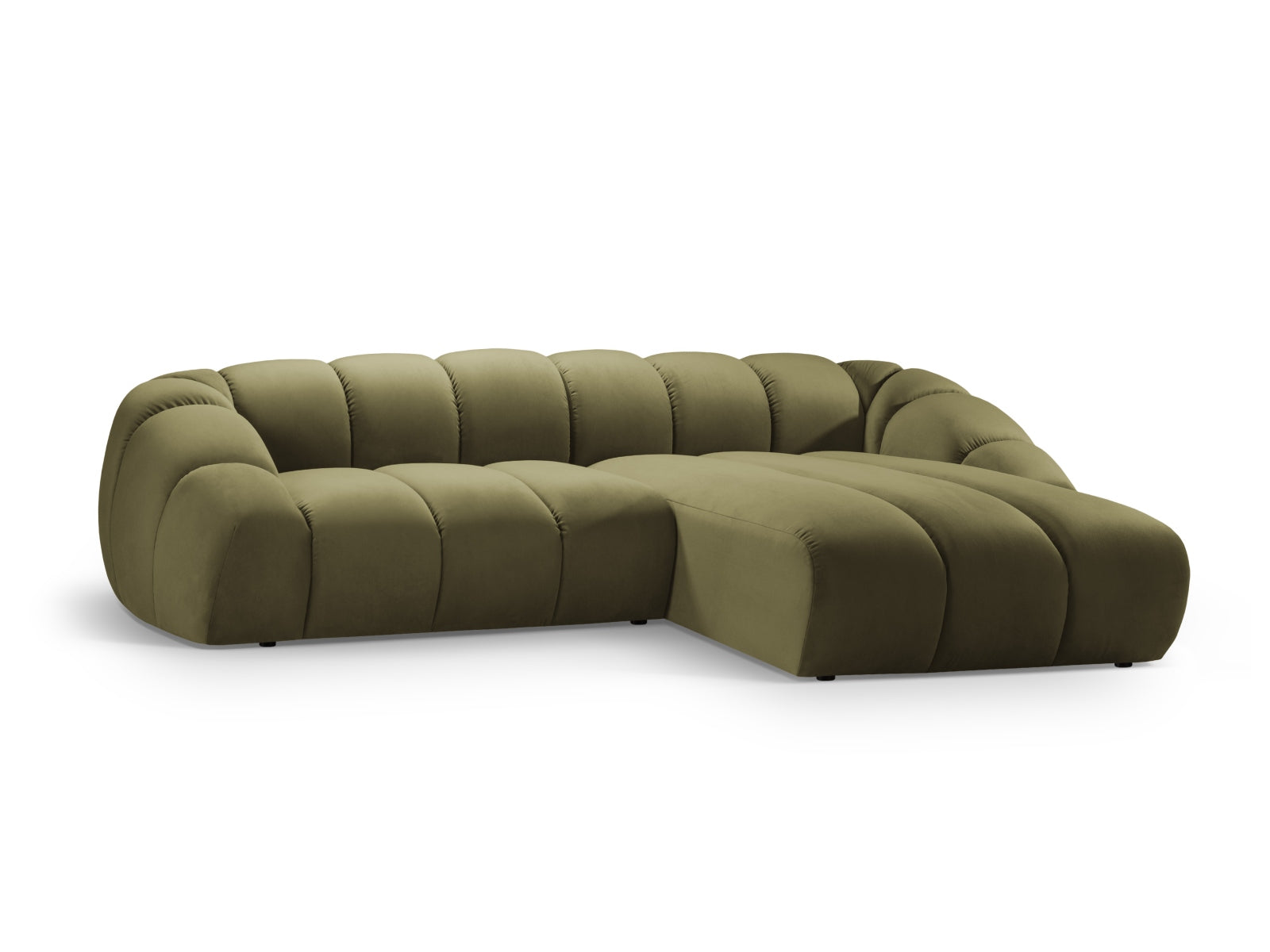 Elegantes Diana Velour Ecksofa in Grün, 4-Sitzer, rechtsseitig, ideal für stilvolle Wohnräume, erhältlich bei KAQTU Design AG.
