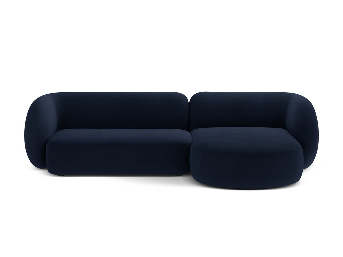 Weisses Ecksofa rechts Kate von Micadoni mit strukturiertem Bouclé-Stoff, schwarzen Kunststoffbeinen und niedriger Rückenlehne.