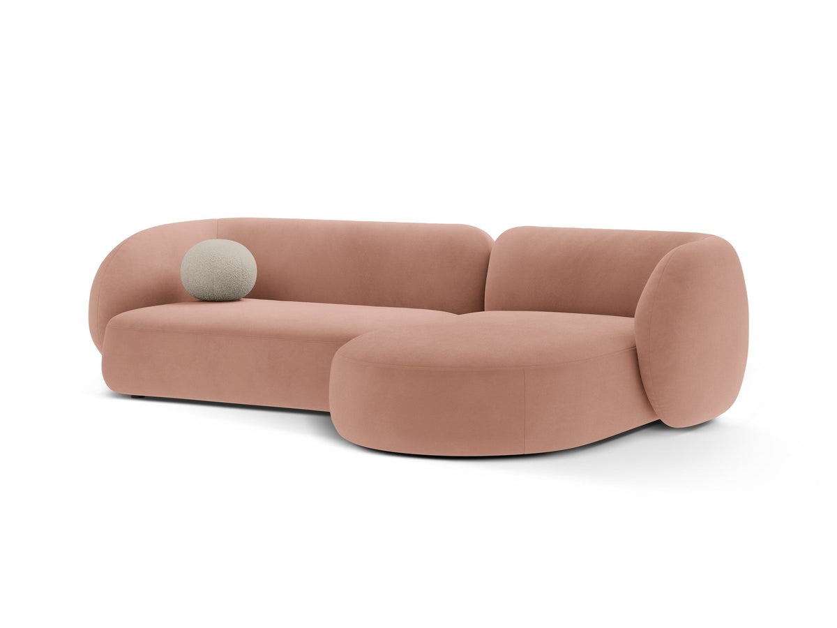 Weisses Ecksofa rechts Kate von Micadoni mit strukturiertem Bouclé-Stoff, schwarzen Kunststoffbeinen und niedriger Rückenlehne.