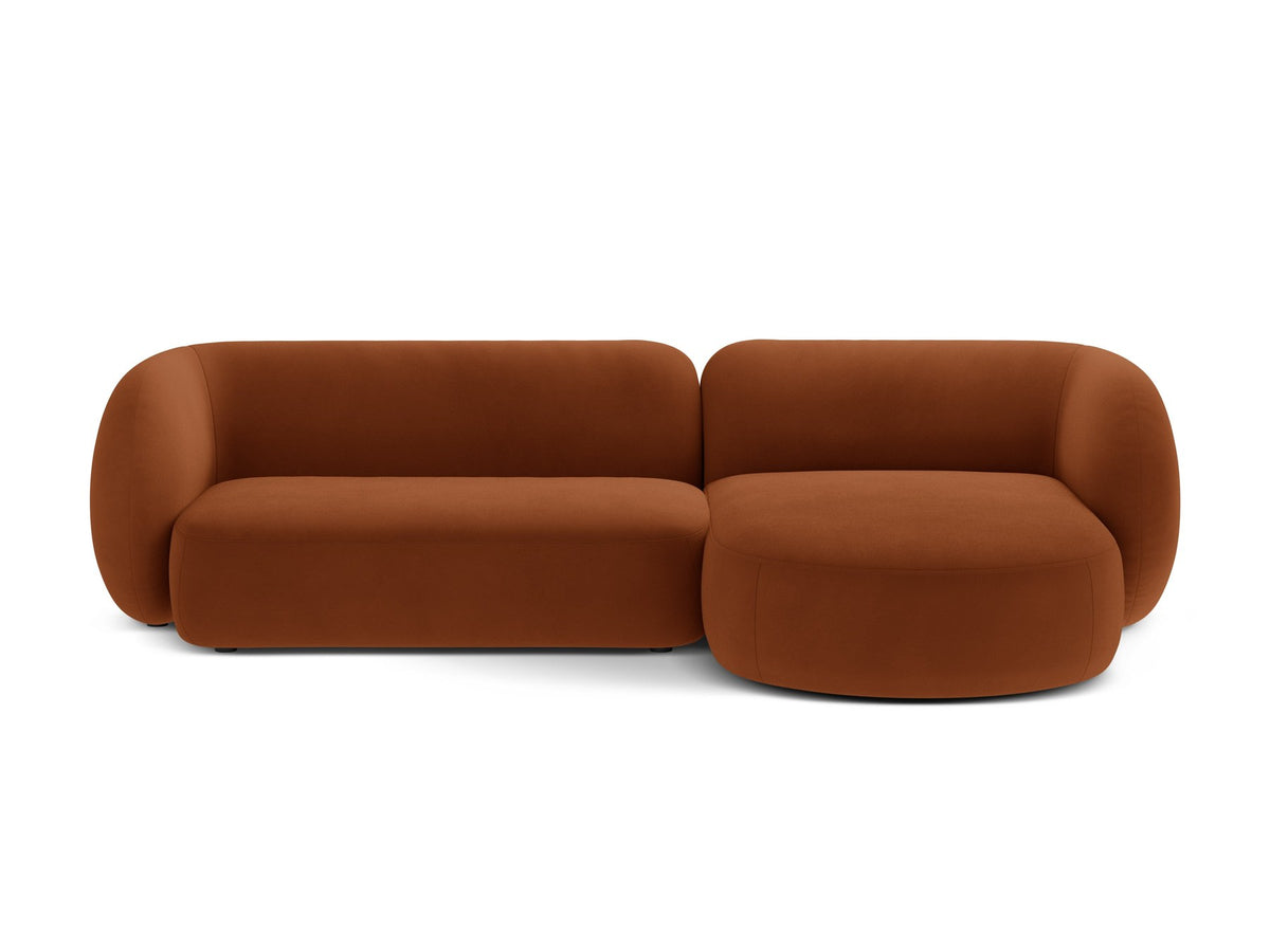 Weisses Ecksofa rechts Kate von Micadoni mit strukturiertem Bouclé-Stoff, schwarzen Kunststoffbeinen und niedriger Rückenlehne.