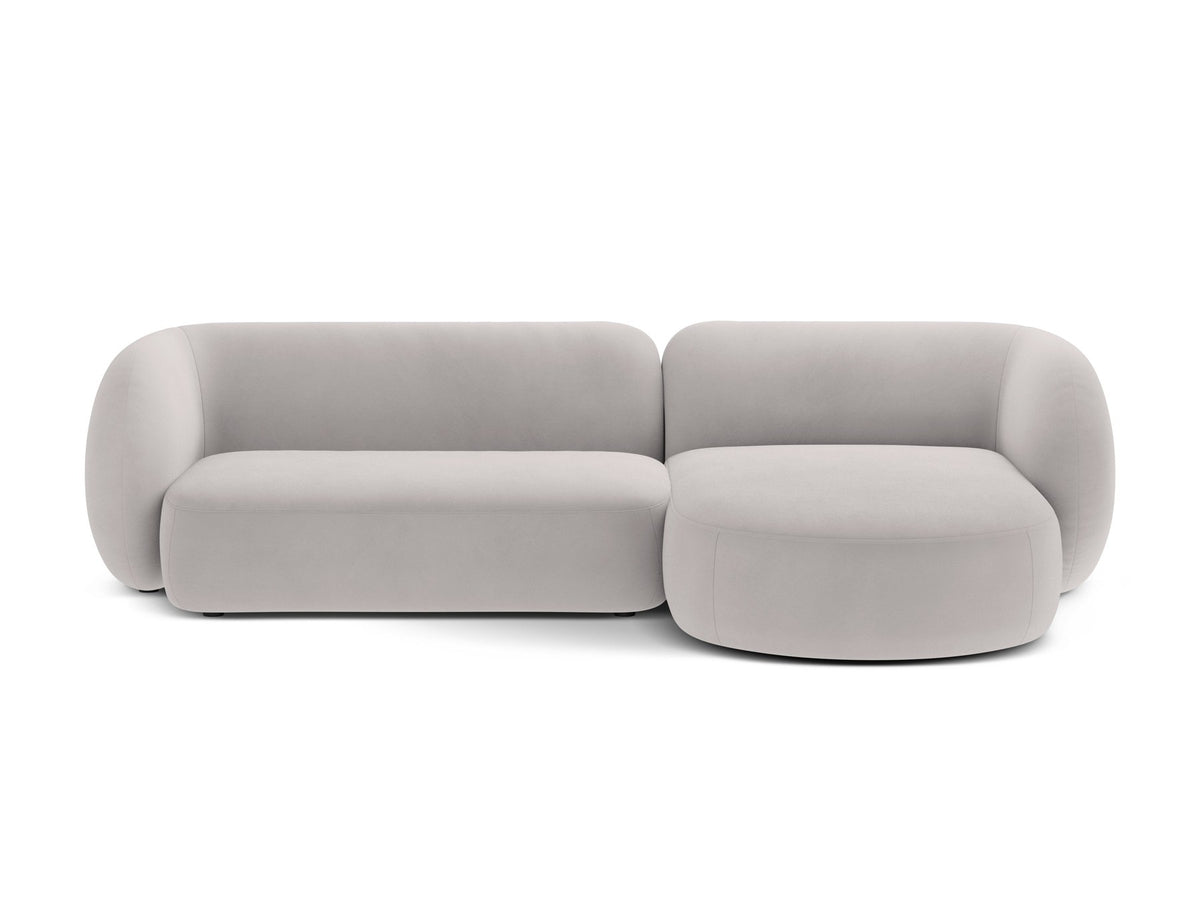Weisses Ecksofa rechts Kate von Micadoni mit strukturiertem Bouclé-Stoff, schwarzen Kunststoffbeinen und niedriger Rückenlehne.
