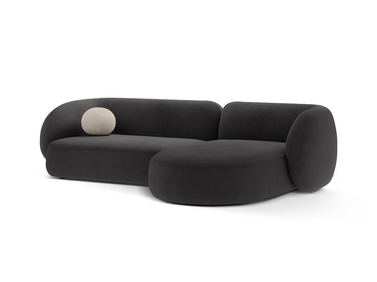 Weisses Ecksofa rechts Kate von Micadoni mit strukturiertem Bouclé-Stoff, schwarzen Kunststoffbeinen und niedriger Rückenlehne.